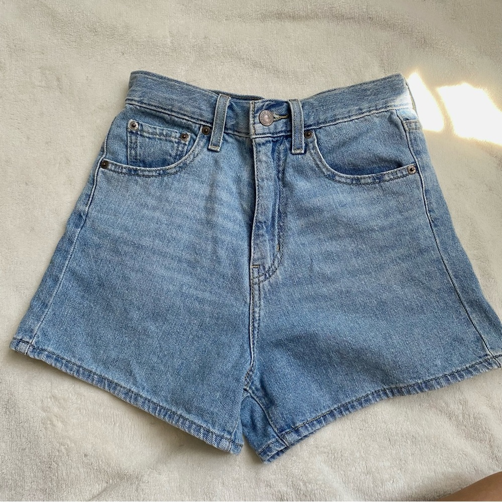 Levis High Loose Mom Shorts, size 24, medium light wash blue, mom shorts